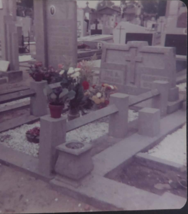 Family photo of Arthurs grave
